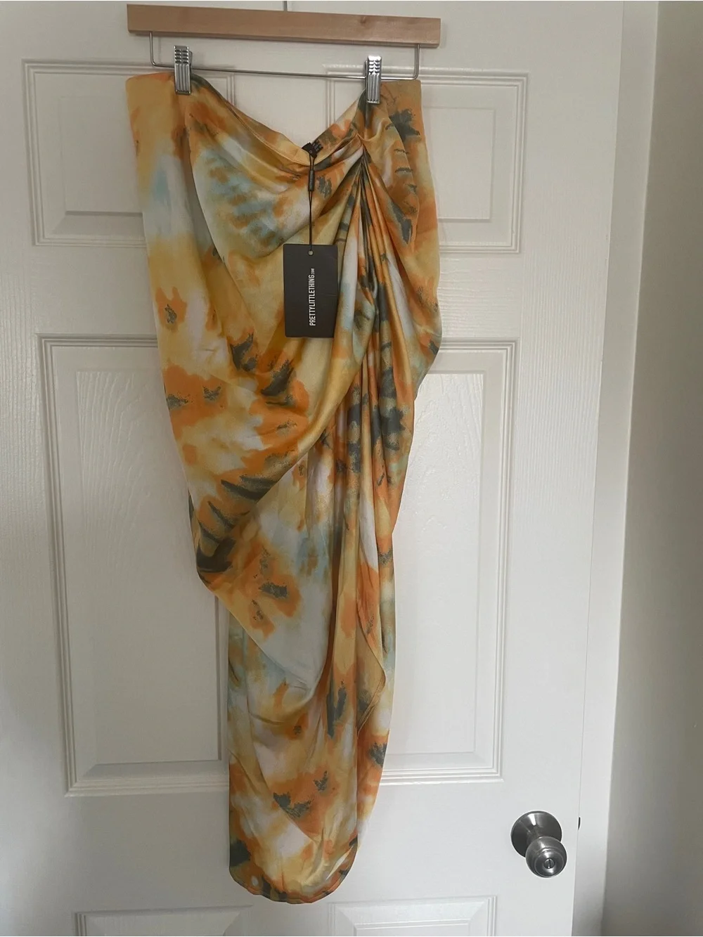 🧡 PrettyLittleThing Plus Size Orange Tie-Dye Ruched Side Midi Skirt 🧡 - Picture 3 of 8